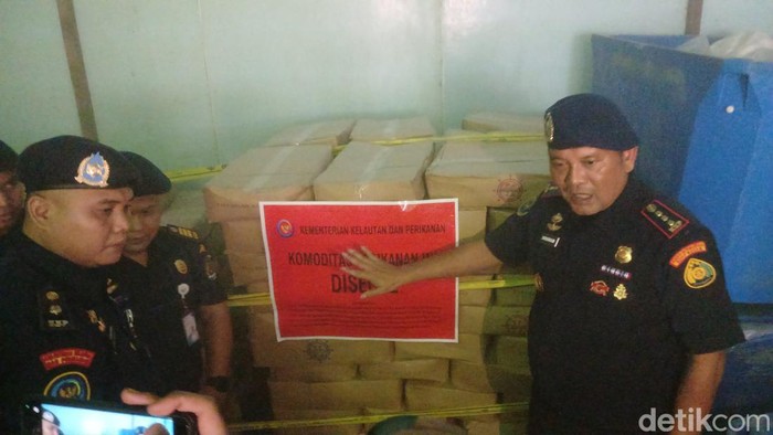 PSDKP Batam segel gudang dan Perikanan (PSDKP ) Batam menyegel gudang penyimpanan ikan selar dan tongkol yang diimpor dari Malaysia di Kelurahan Kabil, Nongsa, Batam.(Alamudin Hamapu/detikSumut)