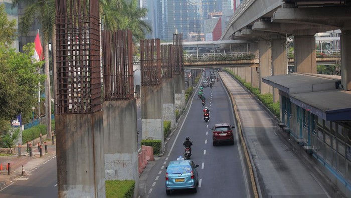 Sejumlah kendaraan melintas di antara tiang monorel yang terhenti pembangunannya di Jalan Rasuna Said,Jakarta, Jumat (31/5/2024). Pemprov DKI Jakarta akan membongkar tiang monorel yang berada di antara jalur cepat dan jalur lambat tersebut untuk perluasan jalan, dan pembongkarannya bersamaan denagan proyek pembangunan Light Rail Transit (LRT). ANTARA FOTO/Reno Esnir/Spt.