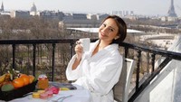 Ada juga keseruannya saat menikmati afternoon tea di sebuah hotel berbintang di Paris. Iya menikmati aneka kue dengan pemandangan menara Eiffel Foto: Instagram @itsrossa