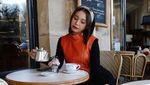 Kulineran Usai Konser, Rossa saat Cicip Kue dan Ngopi di Paris