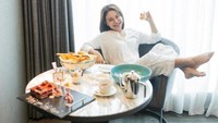 Terakhir, Ada momennya saat sarapan mewah di sebuah hotel berbintang. Mulai dari teh hangat sampai aneka kue tersaji di atas meja. Foto: Instagram @itsrossa