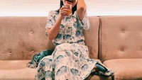 Tak hanya ketika saat konser, ketika sedang liburan di luar negeri, Rossa juga tak pernah ketinggalan dengan momen kulinernya, seperti saat menikmati minuman ini. Foto: Instagram @itsrossa