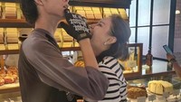 Momen kulineran Rossa bersama Rizki juga terlihat ketika sedang mampir ke sebuah kafe dessert. Mereka berpose di depan etalase berisiikan kue cantik. Foto: Instagram @itsrossa