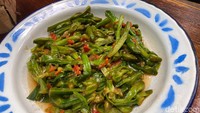 Kamu juga bisa menikmati dua menu ini dengan tambahan lauk lain. Di antaranya ada tumis genjer, bakwan udang, dan bakwan jagung. Foto: detikFood/Yenny Mustika Sari