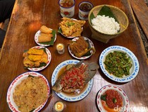 Santai Bareng Keluarga di Rumah Makan dengan Suasana Perkampungan