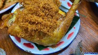 Ayam Kampung Goreng (Rp 27.000 per potong) juga terasa lezat. Ayam kampung ini diungkep dengan bumbu kuning selama beberapa jam, sehingga membuat tekstur dagingnya lembut. Foto: detikFood/Yenny Mustika Sari