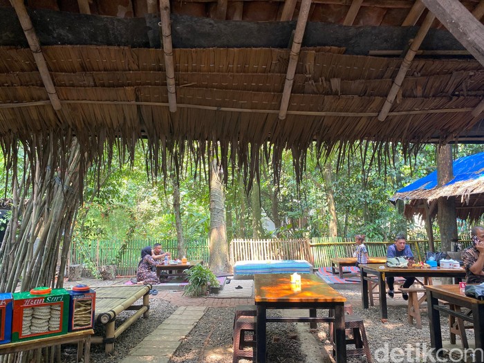 rumah makan kampung RM Bale Betawi di Grahaya Raya Bintaro, Tangerang Selatan
