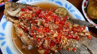 Sudah pasti ada menu pecak ikan, RM Bale Betawi menawarkan 2 jenis ikan air tawar, yaitu nila dan gurame. Menu pecak ikan ini ditawarkan dalam porsian ataupun menu paket yang bisa dinikmati 2-3 orang. Foto: detikFood/Yenny Mustika Sari