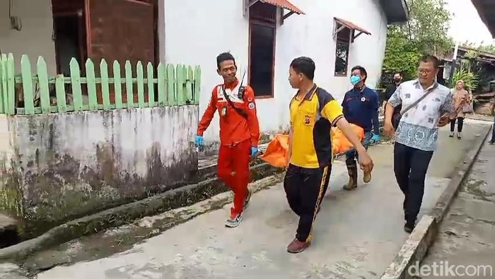 Saat korban di evakuasi oleh pihak kepolisian dan PMI