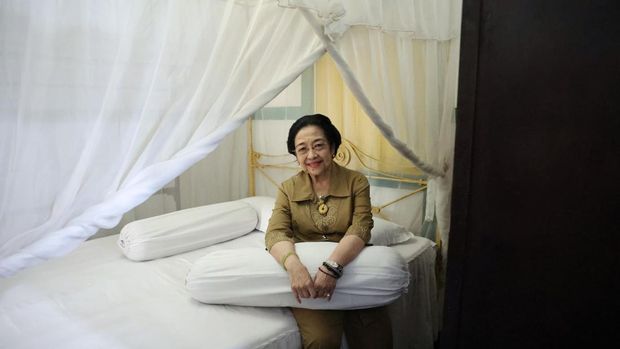 Saat Megawati berkontemplasi di Rumah Pengasingan Bung Karno, Ende, NTT.