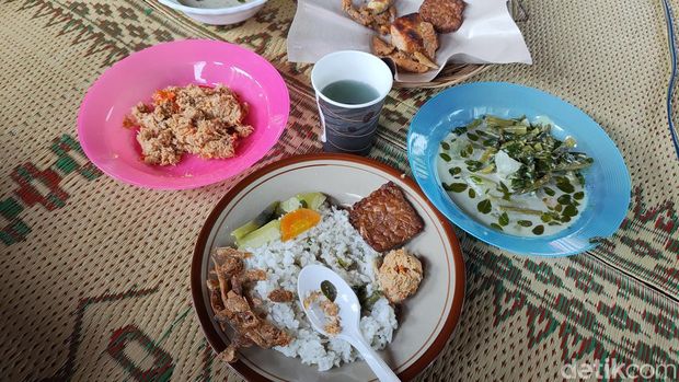 Sambal jenggot khas Gunungkidul saat disajikan bersama nasi, kuah bobor, dan berbagai jenis lauk lainnya, Jumat (31/5/2024).