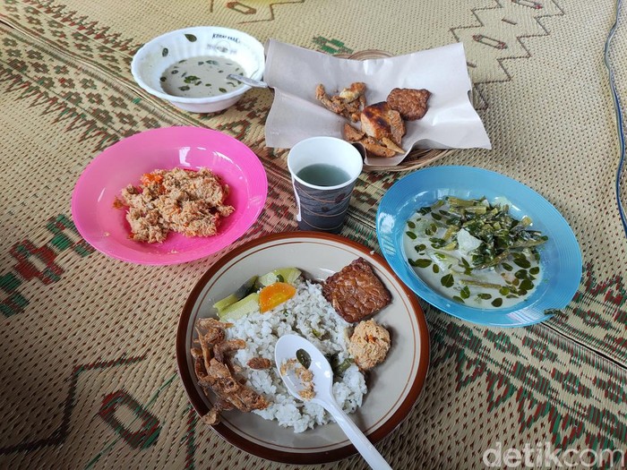 Sambal jenggot khas Gunungkidul saat disajikan bersama nasi, kuah bobor, dan berbagai jenis lauk lainnya, Jumat (31/5/2024).