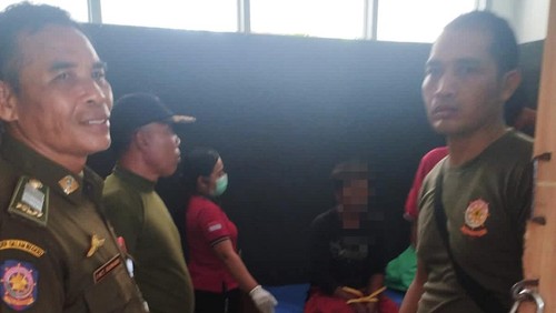 Satpol PP Karangasem saat mengamankan ODGJ yang ngamuk di wilayah Jalan Ngurah Rai, Karangasem, Jumat (31/5/2024). (Foto: Dok. Satpol PP Karangasem)