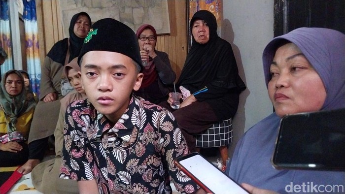 Saudara dan nenek korban siswa SMP di Kota Batu yang meninggal usai dikeroyok temannya
