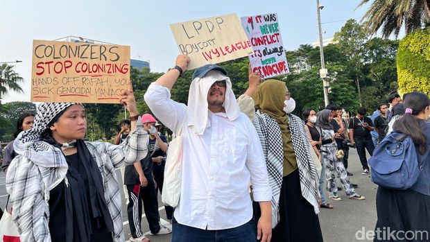 Sejumlah orang demo di depan Kedubes AS. Massa memprotes serangan militer Israel ke area pengungsi di Rafah, Palestina yang menewaskan banyak korban. (Rifka A/detikcom)