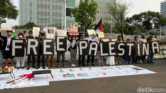 Sejumlah orang demo di depan Kedubes AS. Massa memprotes serangan militer Israel ke area pengungsi di Rafah, Palestina yang menewaskan banyak korban. (Rifka A/detikcom)