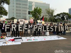 Tangis Olivina Demo Depan Kedubes AS: Tolong Evakuasi Teman Palestinaku