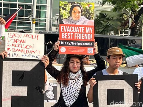 Sejumlah orang demo di depan Kedubes AS. Massa memprotes serangan militer Israel ke area pengungsi di Rafah, Palestina yang menewaskan banyak korban. (Rifka A/detikcom)