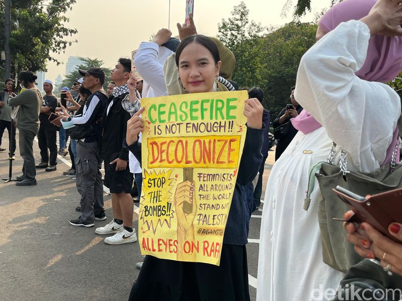 Sejumlah orang demo di depan Kedubes AS. Massa memprotes serangan militer Israel ke area pengungsi di Rafah, Palestina yang menewaskan banyak korban. (Rifka A/detikcom)
