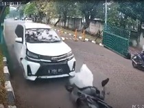 Detik-detik Pemotor di Jakut Diseruduk Mobil Hingga Tewas
