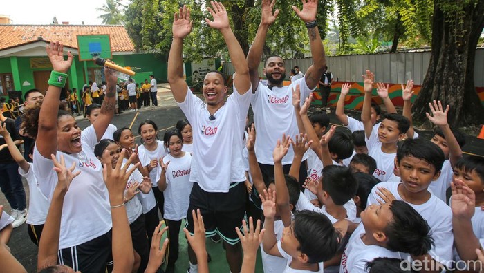 Dua pemain Nba dari club Charlotte Hornet Grant Williams dan Marques Bolden memberikan coaching clinic kepada murid di SDN Rawa Barat 05, Jakarta, Jumat (31/5/2024).