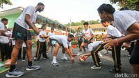 Anak-anak itu tampak gembira bisa belajar basket dari ahlinya.  