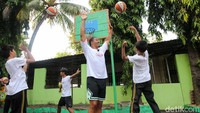 Mereka antusias mengikuti gerakan para pemain NBA.  
