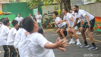 Dua pemain NBA dari klub Charlotte Hornet, Grant Williams dan Marques Bolden, memberikan coaching clinic kepada murid di SDN Rawa Barat 05, Jakarta, Jumat (31/5/2024).   