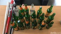 Polisi menyitas sejumlah botol berisi miras dan sejumlah stik baseball dari suporter. (Foto: Rifki Afifan Pridiasto/detikJatim)