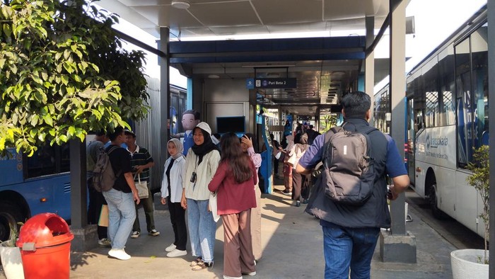 Suasana di Halte Puri Beta pada Jumat (31/5/2024)-(Fawdi/detikcom)