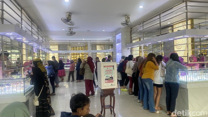 Suasana di salah satu toko emas di Jogja, Jumat (31/5/2024).