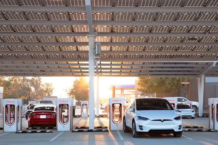 Stasiun pengisian baterai mobil listrik, Tesla Supercharger.