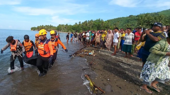 Tim SAR gabungan mengevakuasi jenazah wanita yang terseret arus sungai di Gorontalo.