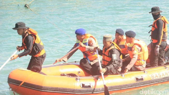 Tim SAR melakukan pencarian terhadap penumpang kapal rute Bone-Kolaka yang melompat ke laut.