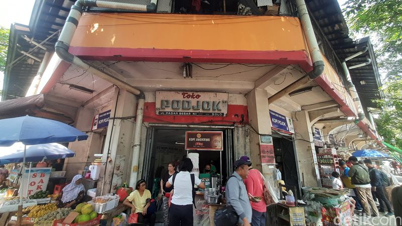 Toko Podjok penjual Kopi Angkring di Pasar Gede Kota Solo, Senin (20/5/2024).