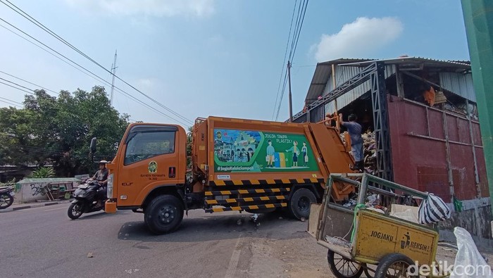 Truk sampah mulai mengvakuasi sampah menumpuk di Depo sampah Timur SPBU Lempuyangan, Jumat (31/5/2024).