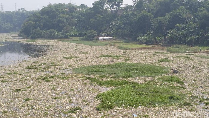 Tumpukan sampah di Sungai Citarum