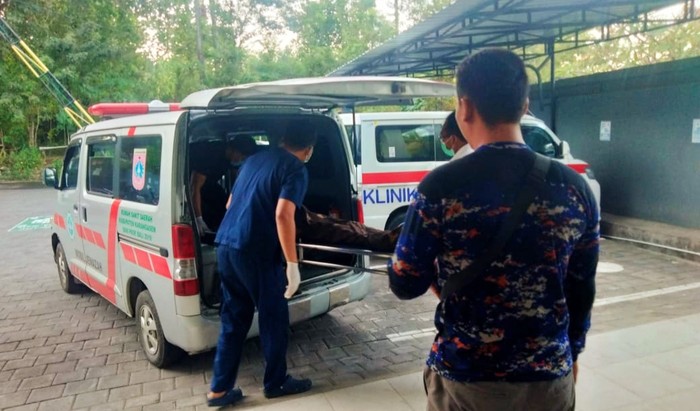Polisi mengantar jenazah korban meninggal saat diving untuk dititipkan di RSUD Karangasem, Rabu (29/5/2024. (dok. Polres Karangasem)