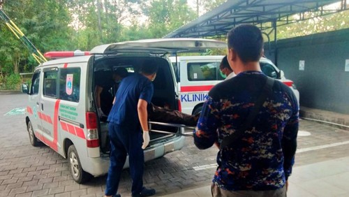 Polisi mengantar jenazah korban meninggal saat diving untuk dititipkan di RSUD Karangasem, Rabu (29/5/2024. (dok. Polres Karangasem)