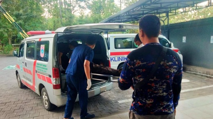 Polisi mengantar jenazah korban meninggal saat diving untuk dititipkan di RSUD Karangasem, Rabu (29/5/2024. (dok. Polres Karangasem)