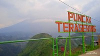 Puncak terasering jadi spot untuk melihat matahari terbit.