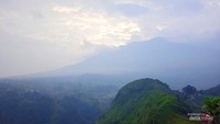 Semburat cahaya matahari pagi dari balik punggung Gunung Ciremai.