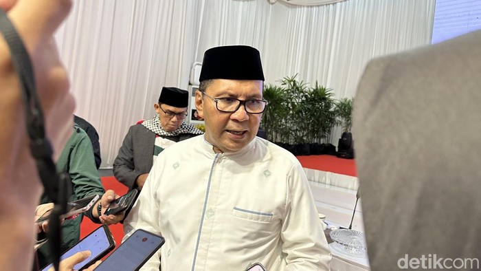 Wali Kota Makassar Moh Ramdhan ‘Danny’ Pomanto usai melakukan pertemuan dengan Ormas Islam di kediamannya.