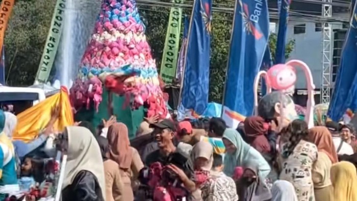 Warga berebut gunungan BH di Sragen pada momen HUT ke 278 Sragen, Senin (27/5/2024).