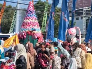 Warga Berebut Gunungan BH saat HUT Sragen