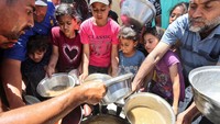 Anak-anak ikut mengambil makanan yang didistribusikan.  