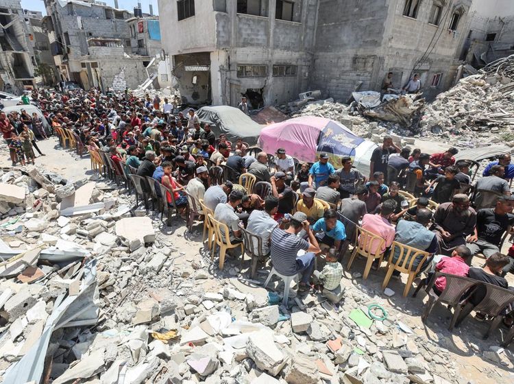 Pilu Warga Gaza Makan di Antara Reruntuhan Bangunan