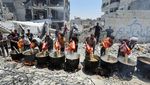 Pilu Warga Gaza Makan di Antara Reruntuhan Bangunan