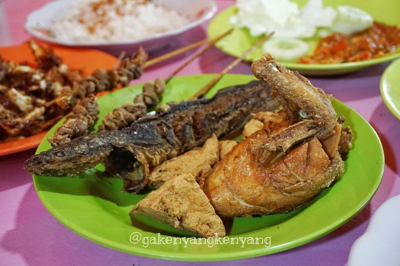 Warung Pecel Lele 'Ndeso'Hits, Ini 5 Rekomendasi Pecel Lele Enak di Jakarta