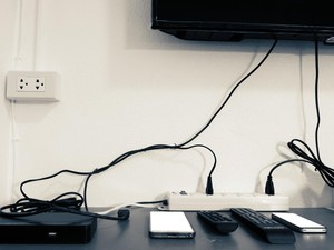 8 Tips Menyembunyikan Kabel TV biar Nggak Berantakan